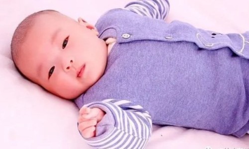 婴儿脸上紫色的淤块-婴儿脸上 血管紫色网-分享婴儿脸上 血管紫色斑块，宝宝脸上血管明显青知识库